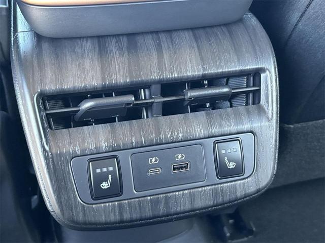 Photo of 2023 Everest White Pearl Tricoat Nissan ARIYA
