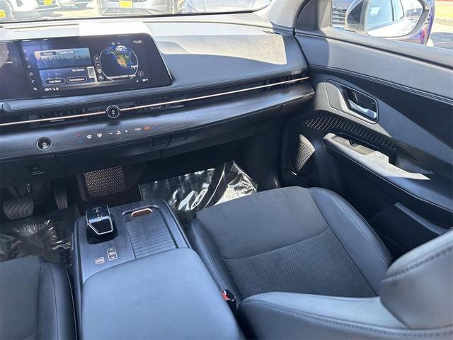 Photo of 2023 Everest White Pearl Tricoat Nissan ARIYA