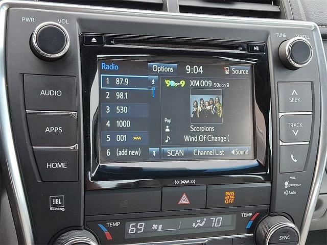 Photo of 2017 White Toyota Camry Hybrid