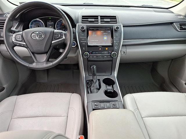 Photo of 2017 White Toyota Camry Hybrid