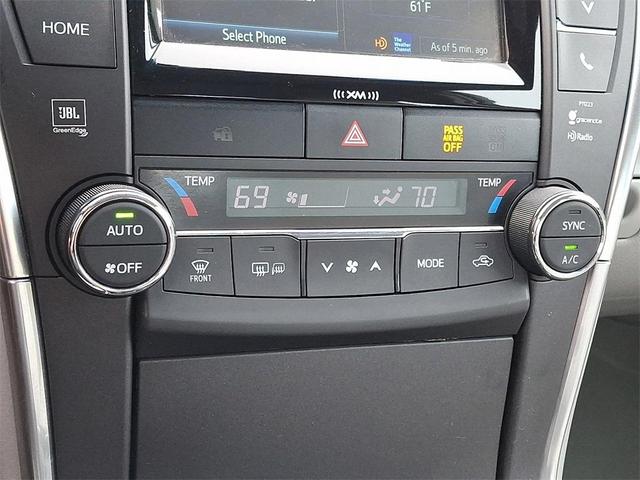 Photo of 2017 White Toyota Camry Hybrid