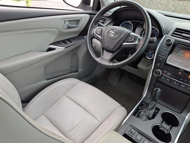 Photo of 2017 White Toyota Camry Hybrid