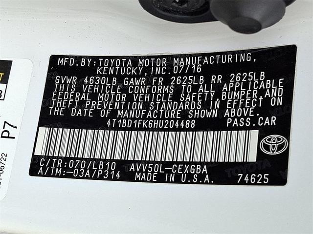 Photo of 2017 White Toyota Camry Hybrid