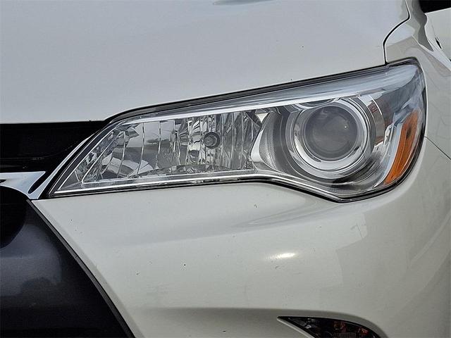 Photo of 2017 White Toyota Camry Hybrid