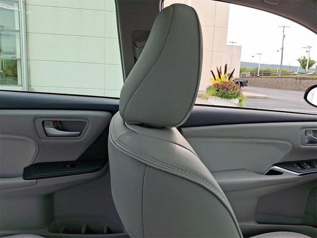 Photo of 2017 White Toyota Camry Hybrid