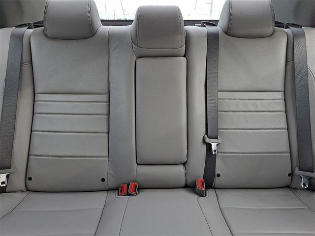 Photo of 2017 White Toyota Camry Hybrid