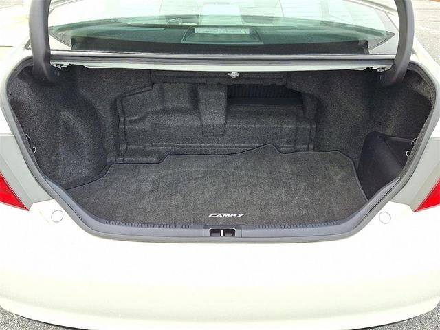 Photo of 2017 White Toyota Camry Hybrid