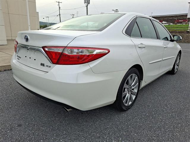 Photo of 2017 White Toyota Camry Hybrid