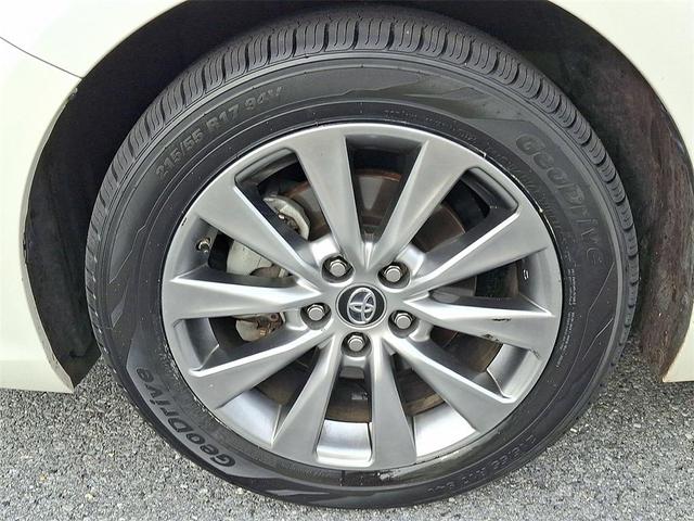 Photo of 2017 White Toyota Camry Hybrid