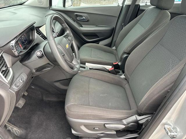 Photo of 2018 Silver Ice Metallic Chevrolet Trax