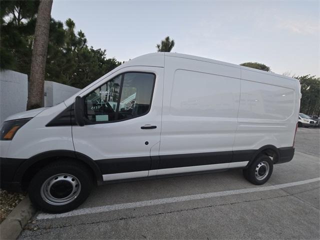 Photo of 2025 Oxford White Ford Transit-250