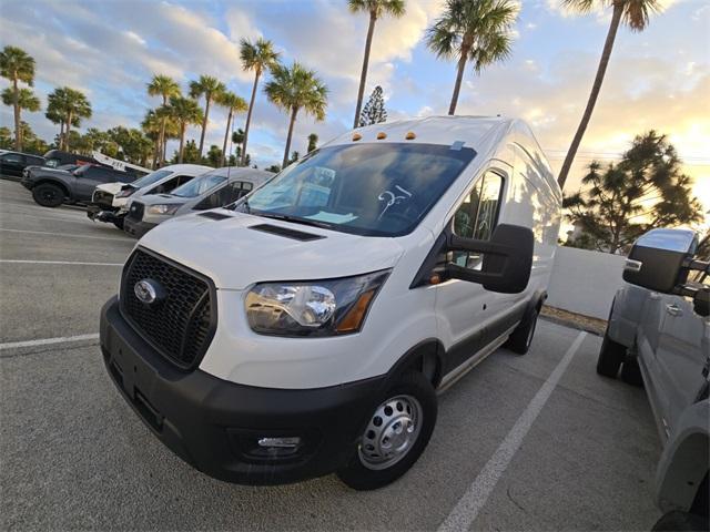 Photo of 2025 Oxford White Ford Transit-350
