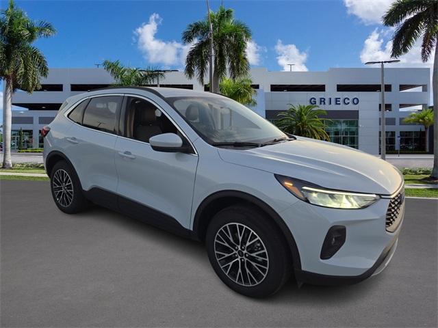 Photo of 2025 Silver Metallic Ford Escape