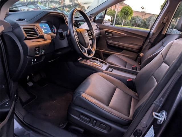 Photo of 2022 Gray Honda Pilot