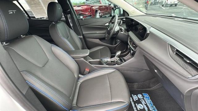 Photo of 2025 Summit White Buick Encore GX