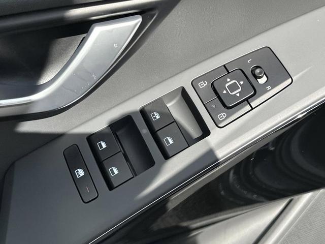 Photo of 2025 Aurora Black Pearl Kia Niro