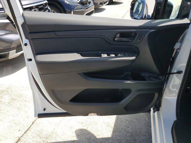 Photo of 2025 Platinum White Pearl Honda Odyssey