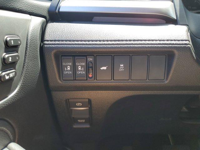 Photo of 2025 Platinum White Pearl Honda Odyssey
