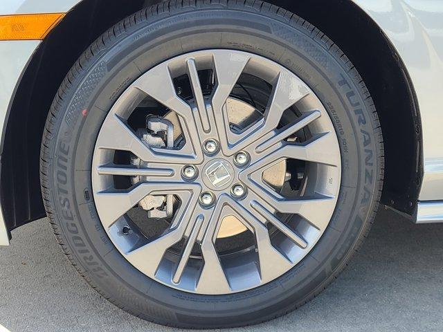 Photo of 2025 Solar Silver Metallic Honda Odyssey