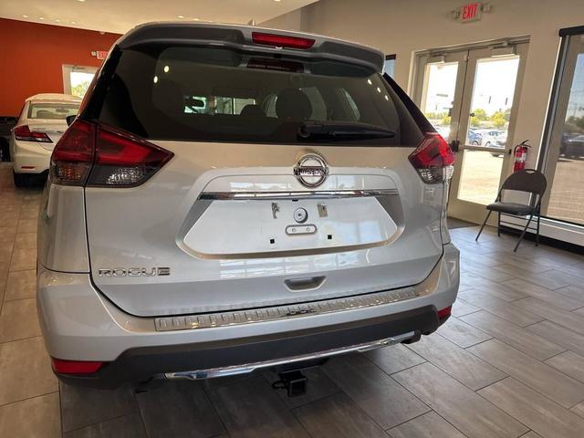 Photo of 2018 Silver Nissan Rogue