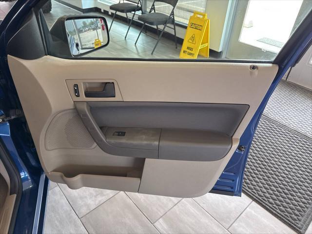 Photo of 2009 Light Ice Blue Clearcoat Metallic Ford Focus