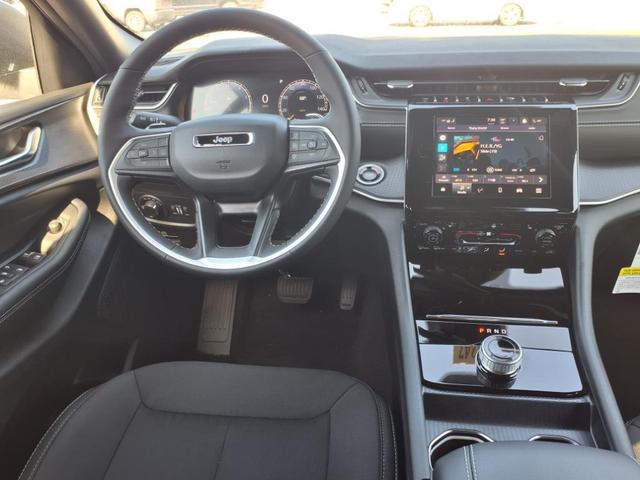 Photo of 2025 Bright White Clearcoat Jeep Grand Cherokee