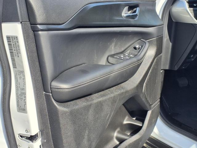 Photo of 2025 Bright White Clearcoat Jeep Grand Cherokee