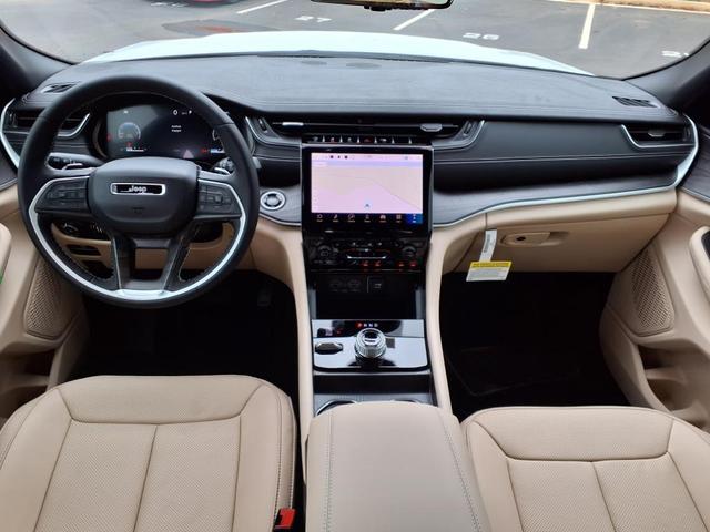 Photo of 2025 Bright White Clearcoat Jeep Grand Cherokee