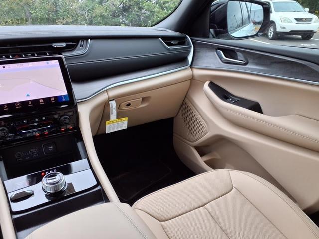 Photo of 2025 Bright White Clearcoat Jeep Grand Cherokee