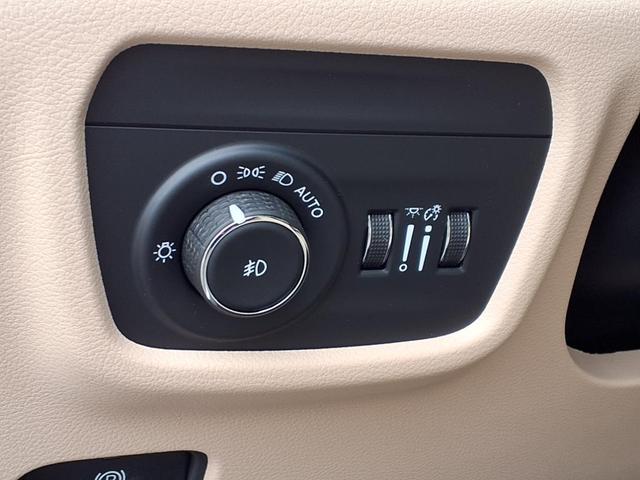 Photo of 2025 Bright White Clearcoat Jeep Grand Cherokee