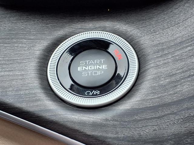 Photo of 2025 Bright White Clearcoat Jeep Grand Cherokee