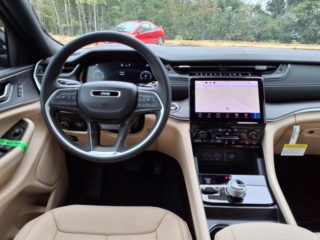 Photo of 2025 Bright White Clearcoat Jeep Grand Cherokee