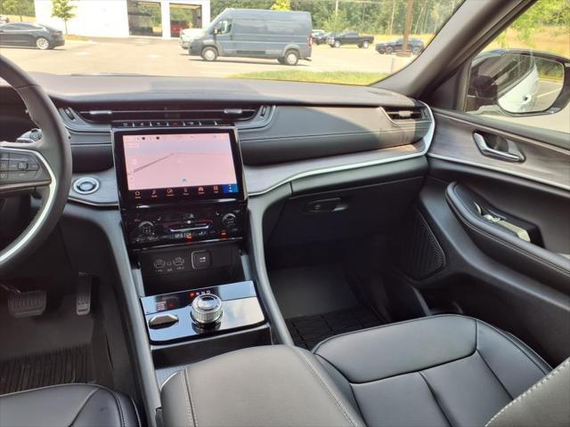 Photo of 2025 Bright White Clearcoat Jeep Grand Cherokee L