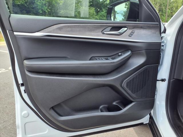 Photo of 2025 Bright White Clearcoat Jeep Grand Cherokee L