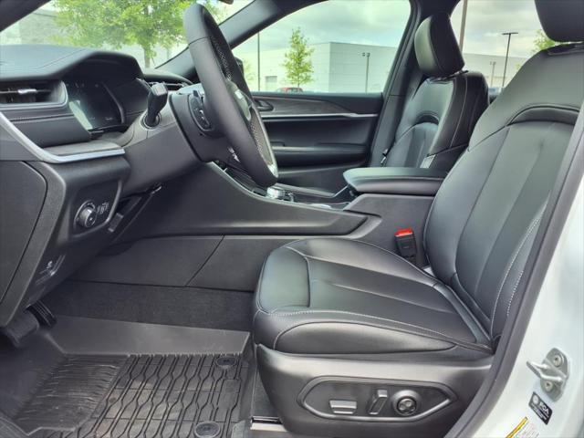 Photo of 2025 Bright White Clearcoat Jeep Grand Cherokee L