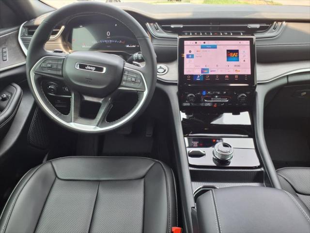 Photo of 2025 Bright White Clearcoat Jeep Grand Cherokee