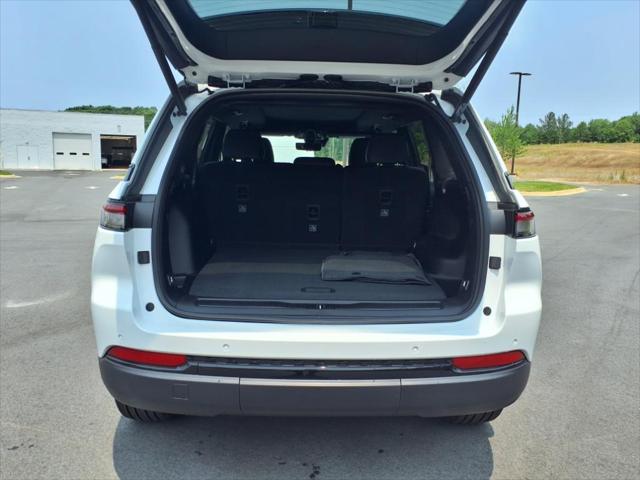 Photo of 2025 Bright White Clearcoat Jeep Grand Cherokee