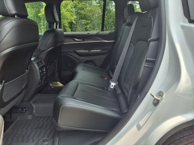 Photo of 2025 Bright White Clearcoat Jeep Grand Cherokee