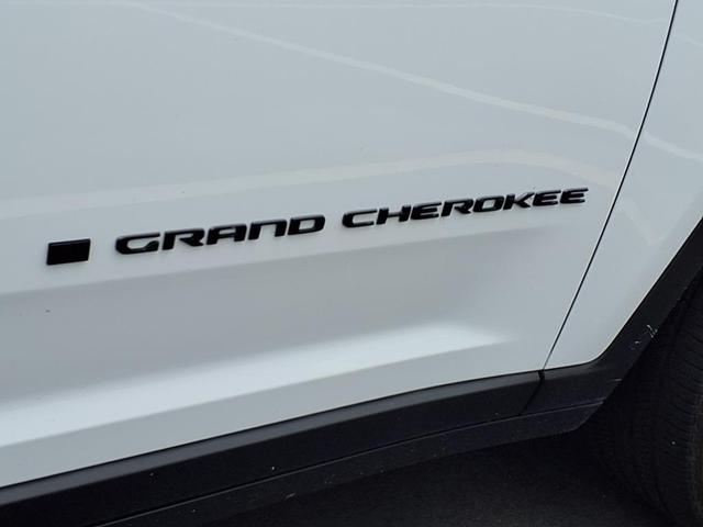 Photo of 2023 Bright White Clearcoat Jeep Grand Cherokee L