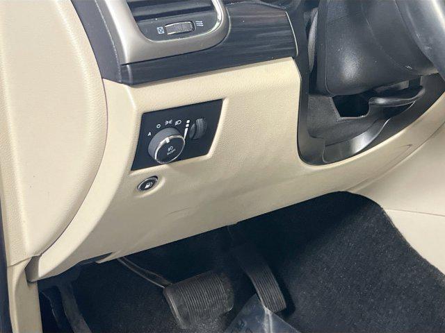 Photo of 2022 Bright White Clearcoat Jeep Grand Cherokee