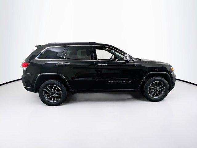 Photo of 2022 Diamond Black Crystal Pearlcoat Jeep Grand Cherokee