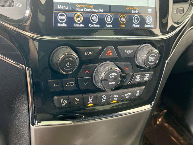 Photo of 2022 Diamond Black Crystal Pearlcoat Jeep Grand Cherokee