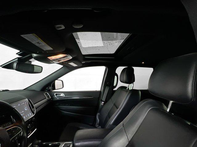 Photo of 2022 Diamond Black Crystal Pearlcoat Jeep Grand Cherokee