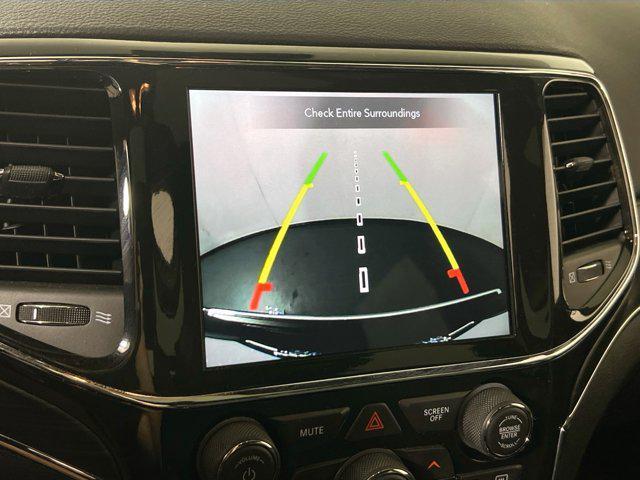 Photo of 2022 Diamond Black Crystal Pearlcoat Jeep Grand Cherokee