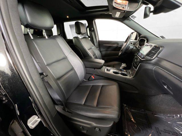 Photo of 2022 Diamond Black Crystal Pearlcoat Jeep Grand Cherokee
