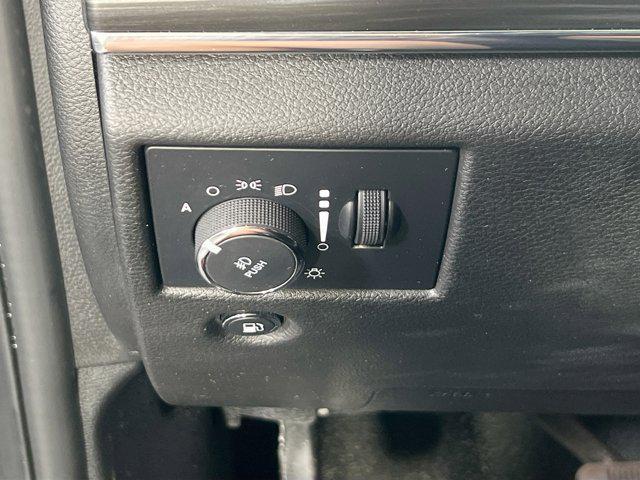 Photo of 2022 Diamond Black Crystal Pearlcoat Jeep Grand Cherokee