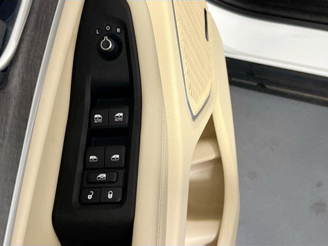 Photo of 2022 Bright White Clearcoat Jeep Grand Cherokee
