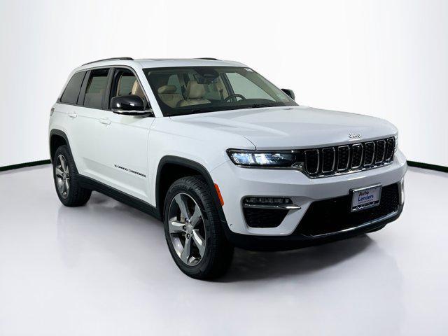 Photo of 2022 Bright White Clearcoat Jeep Grand Cherokee