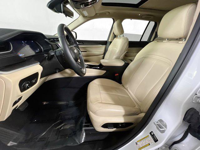Photo of 2022 Bright White Clearcoat Jeep Grand Cherokee