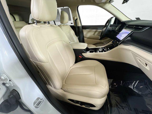Photo of 2022 Bright White Clearcoat Jeep Grand Cherokee